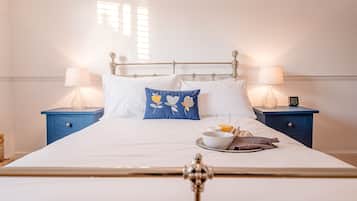 2 bedrooms, laptop workspace, bed sheets