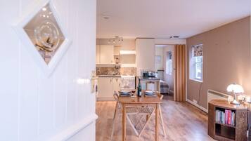 Microwave, oven, stovetop, cookware/dishes/utensils