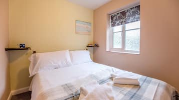 1 kamar tidur, ruang kerja ramah laptop, dan setrika/meja setrika