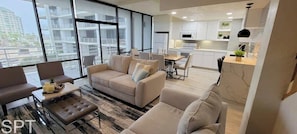 Condo, nhiều giường, ban công, quang cảnh một góc biển | Khu phòng khách | TV màn hình phẳng 42-inch có truyền hình kỹ thuật số
