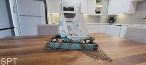 Condo, nhiều giường, ban công, quang cảnh một góc biển | Bếp riêng | Tủ lạnh, lò vi sóng, lò nướng, bếp nấu