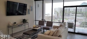 Condo, nhiều giường, ban công, quang cảnh một góc biển | Khu phòng khách | TV màn hình phẳng 42-inch có truyền hình kỹ thuật số