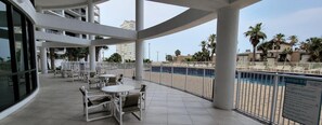 Condo, várias camas, sacada, vista parcial para o oceano | Opções para refeição ao ar livre