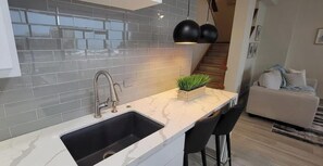 Apartamento, varias camas, balcón, vistas parciales al mar | Interior