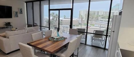 คอนโด, หลายเตียง, ระเบียง, เห็นวิวมหาสมุทรบางส่วน | บริเวณนั่งเล่น | ทีวีจอแบน 42 นิ้ว พร้อมช่องดิจิตอล