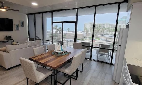 Apartamento, varias camas, balcón, vistas parciales al mar | Zona de estar | Televisión de pantalla plana de 42 pulgadas con canales digitales