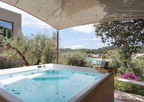 Deluxe-Apartment, 2 Schlafzimmer, Poolzugang, Gartenblick | Eigener Whirlpool