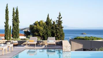 Outdoor pool, sun loungers