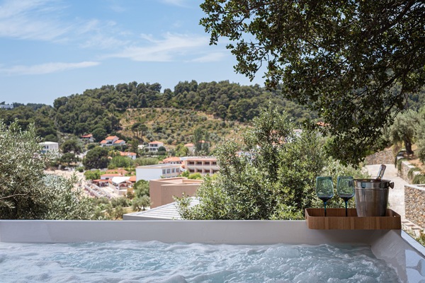 Deluxe Apartment, 2 Bedrooms, Pool Access, Garden View | Private spa tub