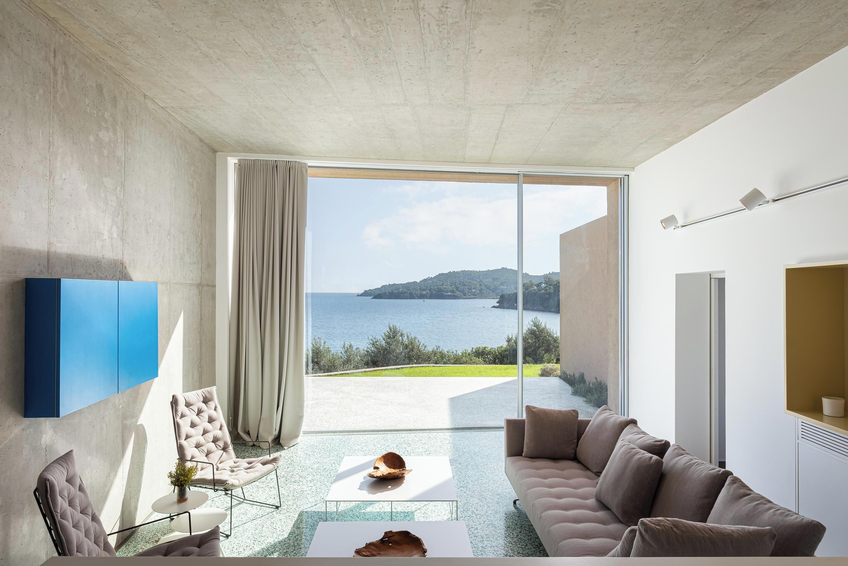 スーペリア ヴィラ | リビング エリア | 42 インチのスマートテレビ (衛星放送視聴可)、テレビ、Netflix