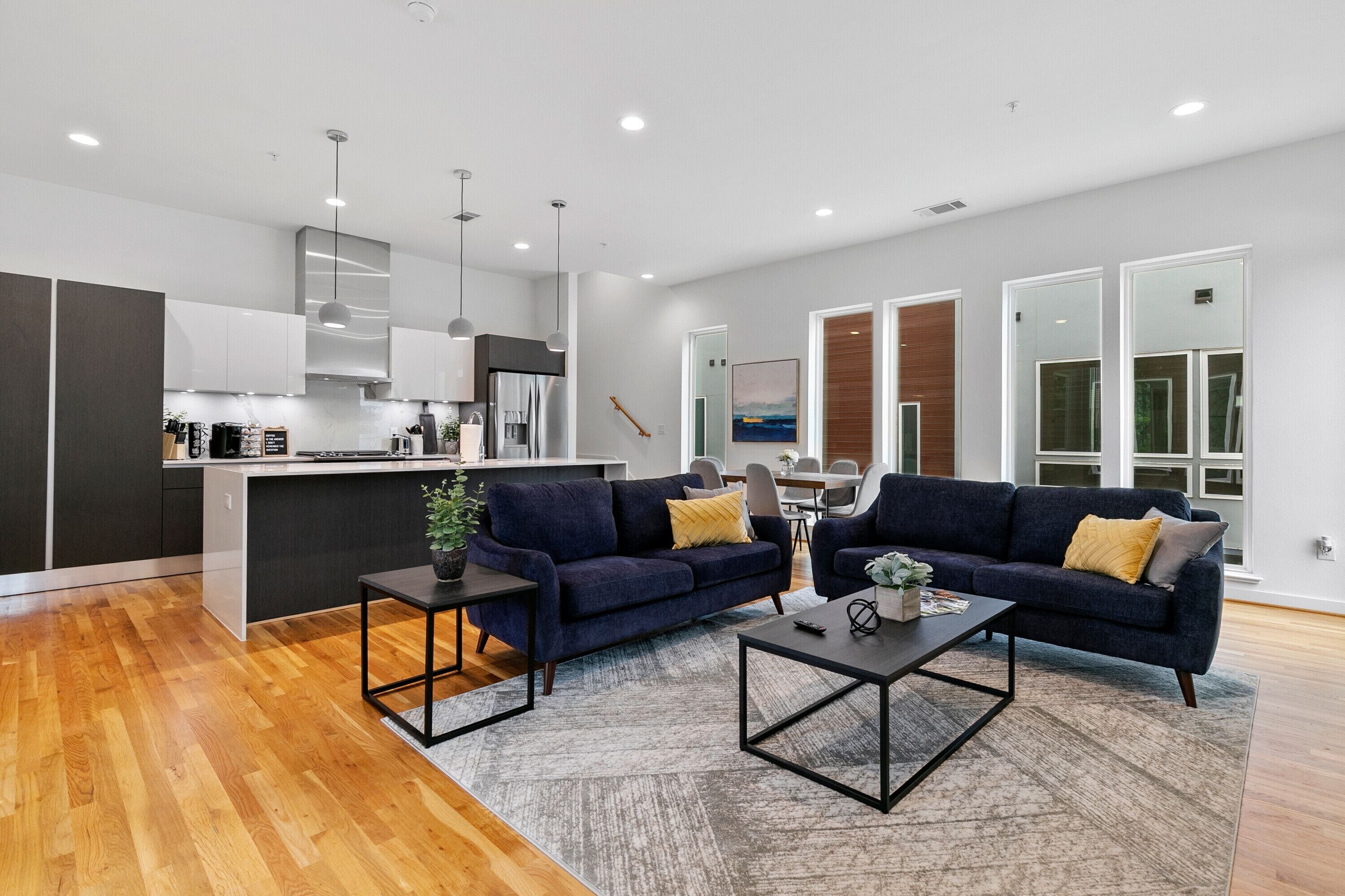 Modern and Spacious 2 Bedroom Minutes to Downtown!