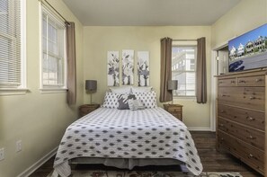 4 bedrooms, desk, iron/ironing board, free WiFi