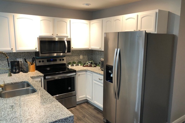 Køleskab, mikrobølgeovn, ovn, kogeplade