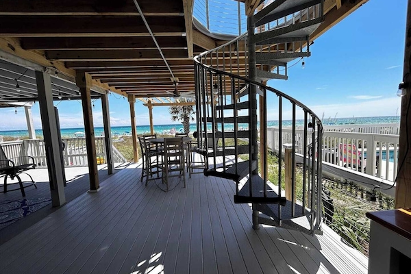 Bottom deck with spiral staircase to top deck