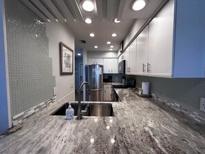 Fridge, microwave, oven, stovetop - Emerald Surf on the beach (Panama City Beach)