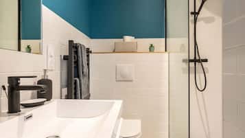Een douche, een haardroger, handdoeken, zeep