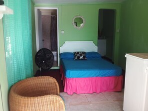 1 bedroom, iron/ironing board, free WiFi, bed sheets - LITTLE BAY....A QUAINT STUDIO to rest (Sayes Court)