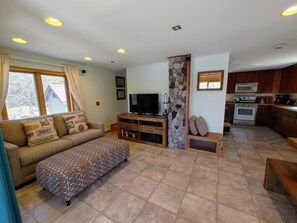 Smart-TV, peis, DVD-spiller og filmbibliotek