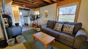 Una Smart TV, una chimenea, un reproductor de DVD, una videoteca