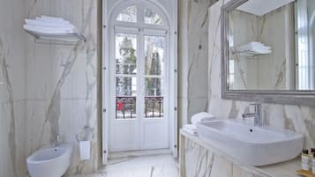 Quarto casal luxo | Frigobar, cofres nos quartos, individualmente decorados