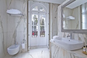 Deluxe Double Room | Minibar, in-room safe, individually decorated, individually furnished - Villa Bela Vista (Sintra)