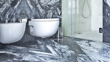 Deluxe-værelse med 2 enkeltsenge | Badeværelse | Bruser, brusehoved med spredningseffekt, gratis toiletartikler