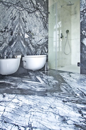 Deluxe Twin Room | Bathroom