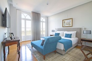 Exclusive Double Room | Minibar, in-room safe, individually decorated, individually furnished - Villa Bela Vista (Sintra)
