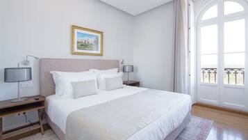Premium Room | Minibar, in-room safe, individually decorated, individually furnished