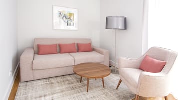 Premium Room | Minibar, in-room safe, individually decorated, individually furnished
