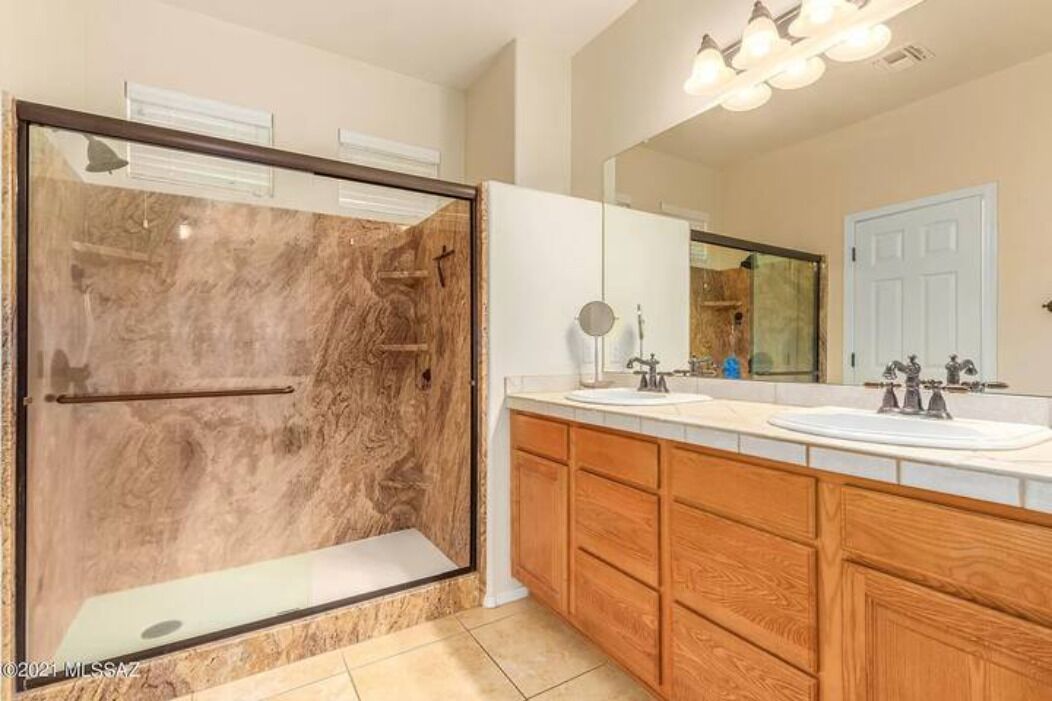 Combined shower/bathtub, hair dryer, towels, soap