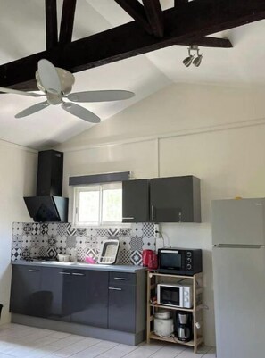 Kühlschrank, Mikrowelle, Wasserkocher mit Kaffee-/Teezubehör