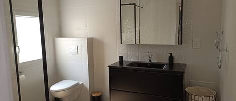 Dusche, Haartrockner, Handtücher, Seife