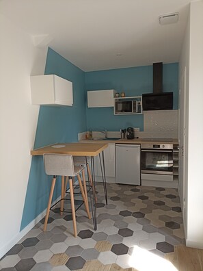 Kylskåp, mikrovågsugn, ugn och spishäll