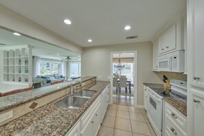 KĂŒhlschrank, Mikrowelle, Ofen, Herdplatte