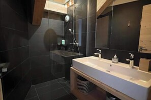 Badewanne, kostenlose Toilettenartikel, Haartrockner, Handtücher