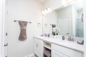 Ensemble douche/baignoire, sèche-cheveux, serviettes fournies