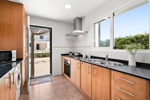 Jääkaappi, mikroaaltouuni, uuni, astianpesukone