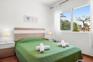 4 makuuhuonetta, silitysrauta/-lauta, ilmainen Wi-Fi, vuodevaatteet