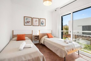 4 chambres, fer et planche à repasser, Wi-Fi gratuit, draps fournis