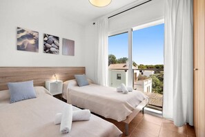 4 slaapkamers, een strijkplank/strijkijzer, gratis wifi, beddengoed