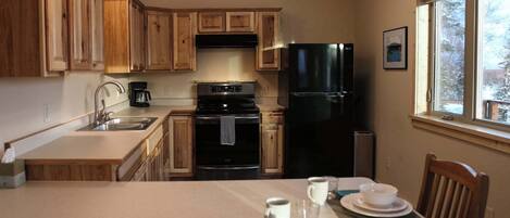 Fridge, oven, stovetop, coffee/tea maker