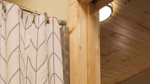 Eine Holztür mit weißem Vorhang mit Blättermotiv.