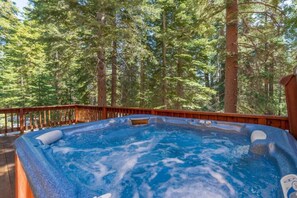 Outdoor spa tub - Everything You Need in a Mountain Cabin (Truckee)