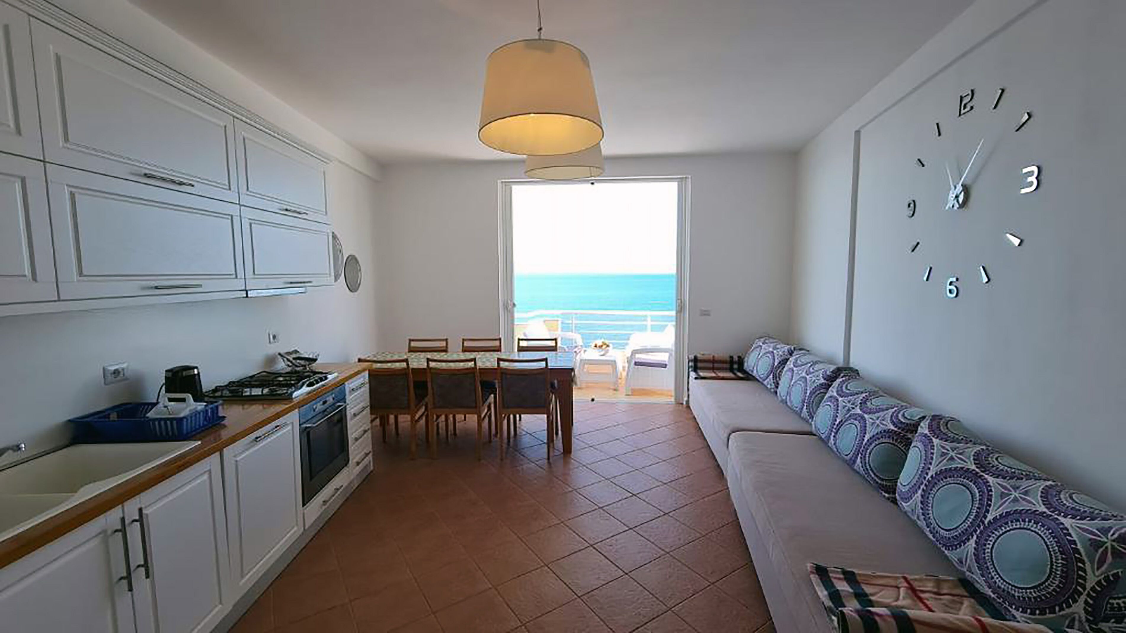 Appartement, 2 slaapkamers, uitzicht op zee | Een bureau, een laptopwerkplek, een strijkplank/strijkijzer, gratis wifi