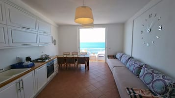 Appartement, 2 slaapkamers, uitzicht op zee | Een bureau, een laptopwerkplek, een strijkplank/strijkijzer, gratis wifi