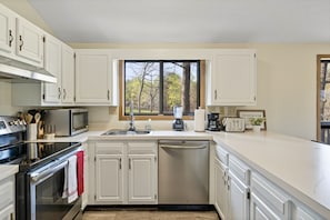 Fridge, microwave, oven, stovetop - GolfView Chalet at the Woods Resort, Central Air and Heat (Hedgesville)