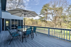 Outdoor dining - GolfView Chalet at the Woods Resort, Central Air and Heat (Hedgesville)