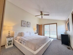 3 bedrooms, desk, iron/ironing board, free WiFi - GolfView Chalet at the Woods Resort, Central Air and Heat (Hedgesville)
