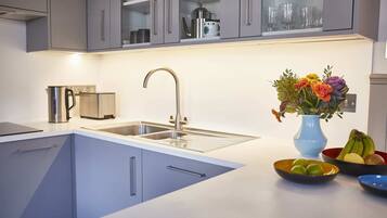 Lemari es, microwave, kompor, dan mesin pencuci piring